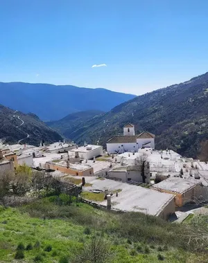 Bubión y el Barranco del Poqueira vistos desde arriba, con Sierra Nevada al fondo