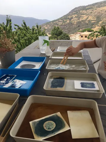 Bandejas de revelado de cianotipias en la terraza del taller, con las montañas de la Alpujarra al fondo