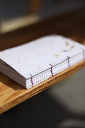 Cuaderno artesanal cosido con encuadernación copta, con papel hecho a mano