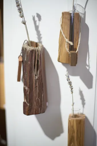 Jarrones de pared tallados en madera recuperada, con espigas de lavanda seca